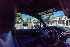 کسی پشت فرمان نیست: رقابت برای خودروی خودران شدت می‌گیرد