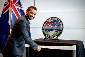 گاف اف‌بی‌ای | تپانچه هدیه پاتِل خبرساز شد