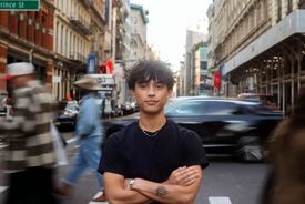 قاضی پیاده‌رو | شهرت مردی که درباره «راه رفتن شما» نظر می‌دهد!