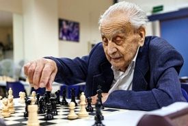 یاد بگیر ببازی | درس‌های مانوئل، شطرنج‌باز ۱۰۴ ساله