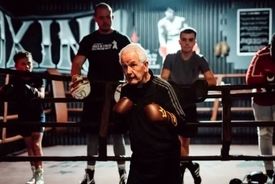 پیرمرد در رینگ | بوکسور ۷۹ ساله همچنان می‌جنگد